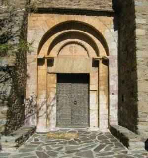 portail de l'église du  village catalan de camelas