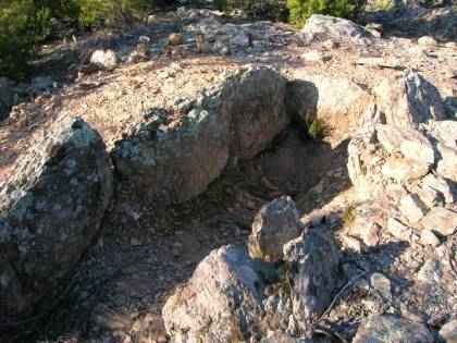 dolmen arques del coll del maure du village catalan de camelas