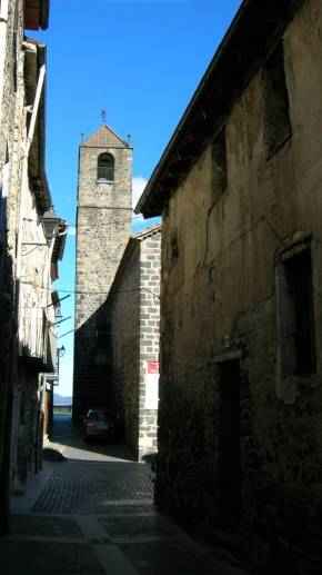 église du village catalan de castellfollit de la roca