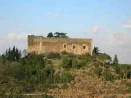 château du village des pyrénées orientales de castelnou