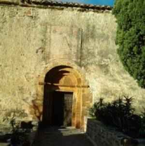 portail de l'église du village des pyrénées orientales de castelnou