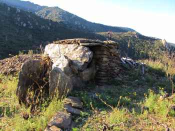 dolmen cova de l'alarb du rimbaut à collioure