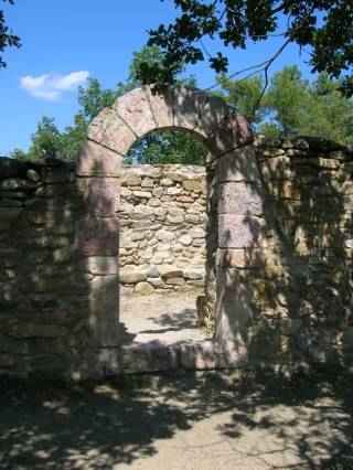 portail de la chapelle saint clément de la serra à corneilla de conflent en pyrénées orientales