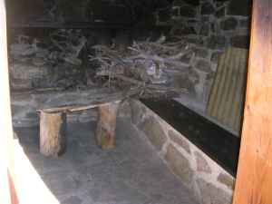 intérieur de la  cabane dels pastors,refuge libre