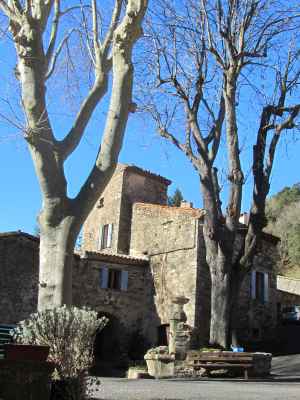 place du village de palairac en corbières
