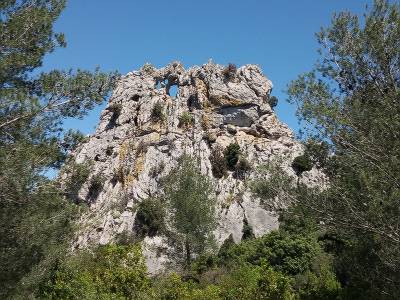 rocher traoucada à roquefort des corbières