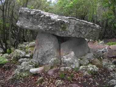 dolmen trillol ou cabane des maures