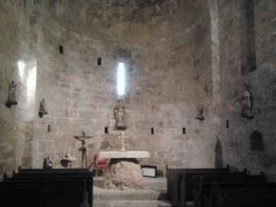 intérieur de l'église sainte colombe de la commanderie