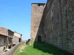 chateau du village de santa pau en catalogne