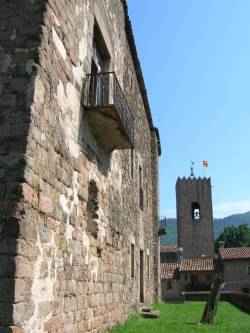 chateau du village de santa pau en catalogne