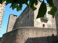chateau du village de santa pau en catalogne