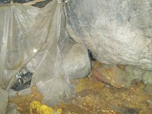 intérieur de l'abri de roc de balmere  Thues entre valls
