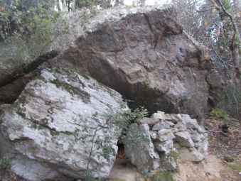 abri sous roche dels Simiots.jpg