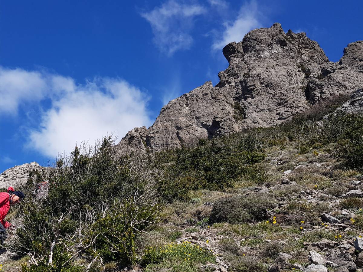 remonte vers la fentre du Bugarach.jpg